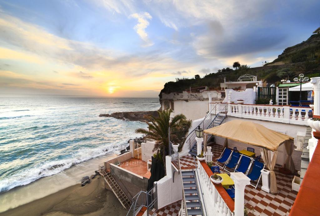 イスキアにあるHotel Riva del Soleのリゾートのバルコニーから海の景色を望めます。