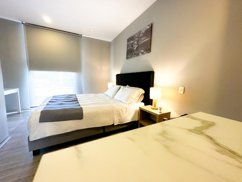 Postel nebo postele na pokoji v ubytování Hotel Arena Suites Movistar Arena
