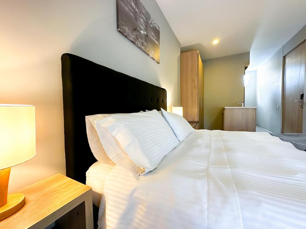 Postel nebo postele na pokoji v ubytování Hotel Arena Suites Movistar Arena