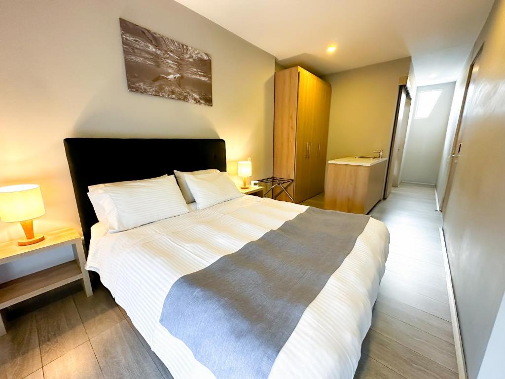 Postel nebo postele na pokoji v ubytování Hotel Arena Suites Movistar Arena