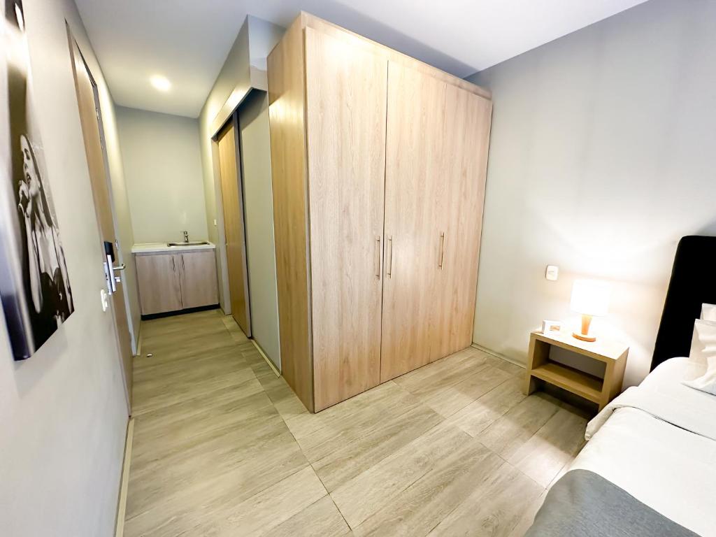 Postel nebo postele na pokoji v ubytování Hotel Arena Suites Movistar Arena