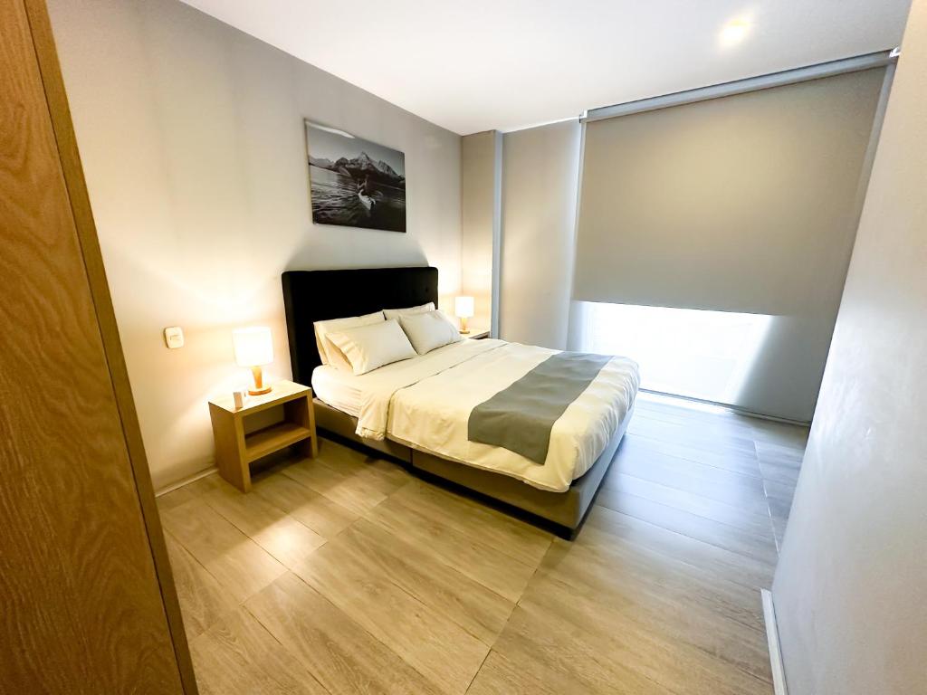 Postel nebo postele na pokoji v ubytování Hotel Arena Suites Movistar Arena