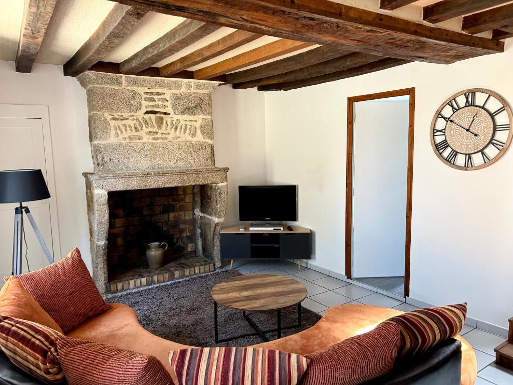 TV a/nebo společenská místnost v ubytování Gîte des halles : 4-6 pers. Maison de bourg.