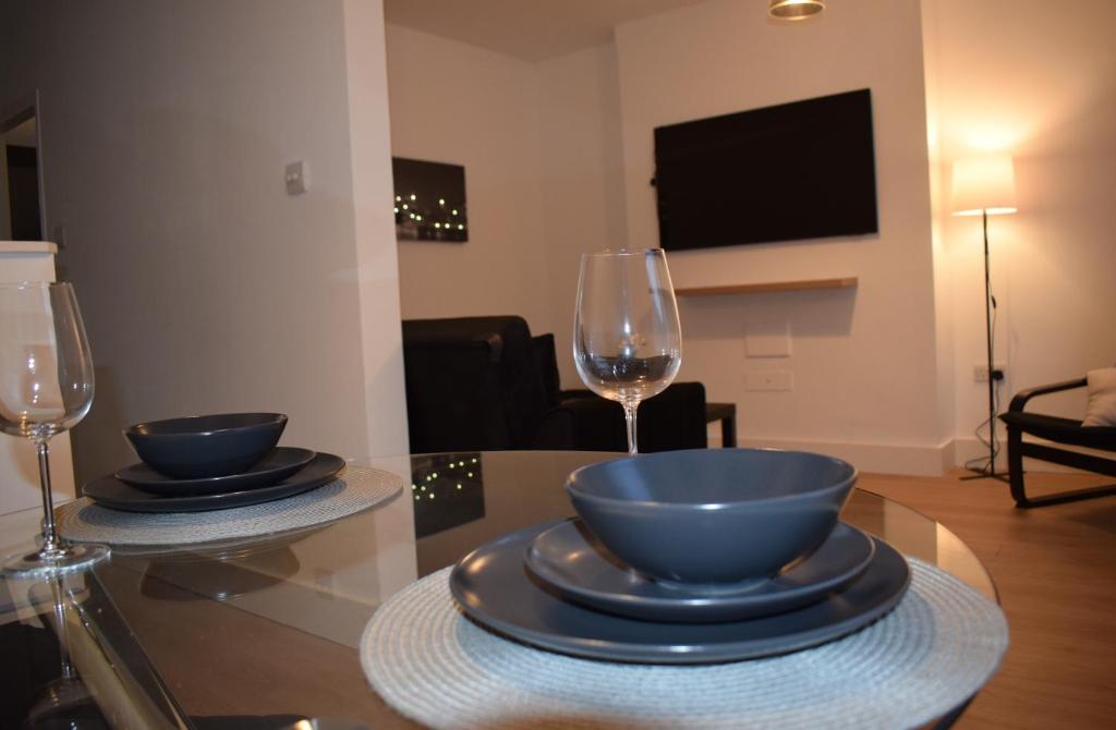 Hotel Forest Gate Haven, a table with two bowls and two glasses of wine at Forest Gate Haven in London