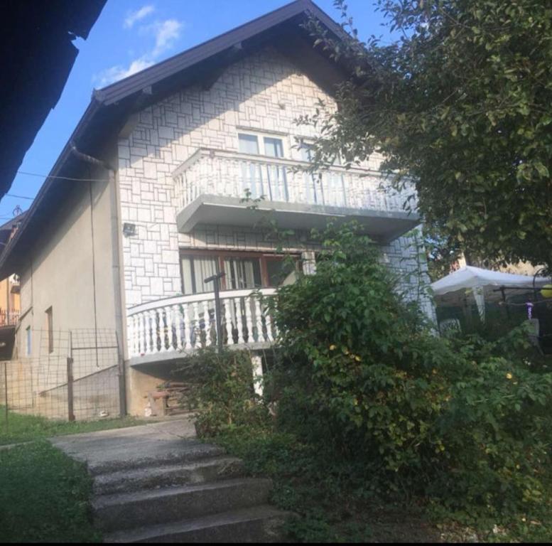 um edifício com uma varanda ao lado em Kuca em Banovići