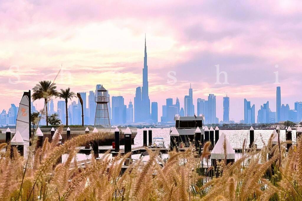 Paradise on the Island - Luxurious Seaview Apartment @DubaiCreekHarbour في دبي: إطلالة على أفق المدينة مع مباني طويلة