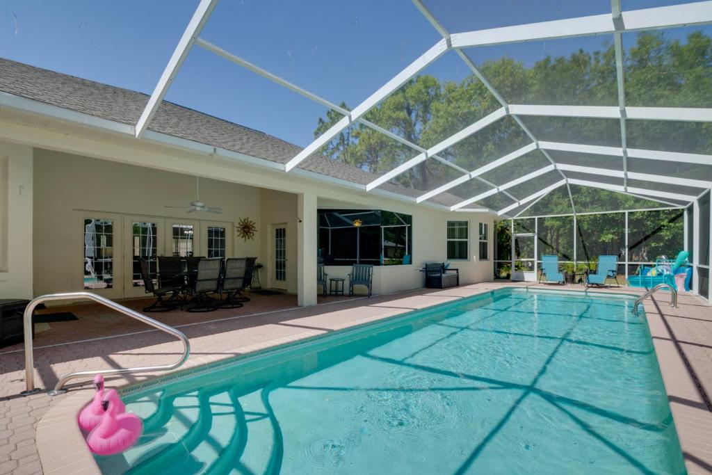 een zwembad met een glazen plafond en een binnenzwembadvisor bij Simplicity Citrus Springs Home about 4 Mi to Rivers! in Dunnellon