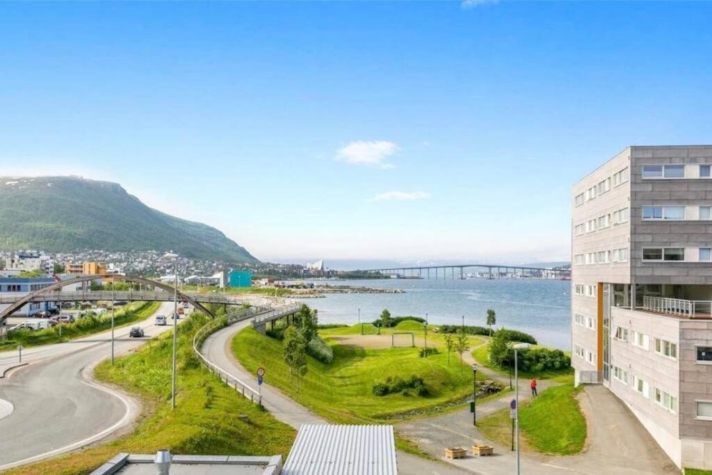 uma vista da cidade e do oceano a partir de um edifício em Northern Dreams Apartment with free parking em Tromsø