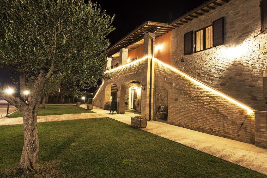 Una casa con luces en el costado. en Il Casale Della Fornace en Bastia Umbra