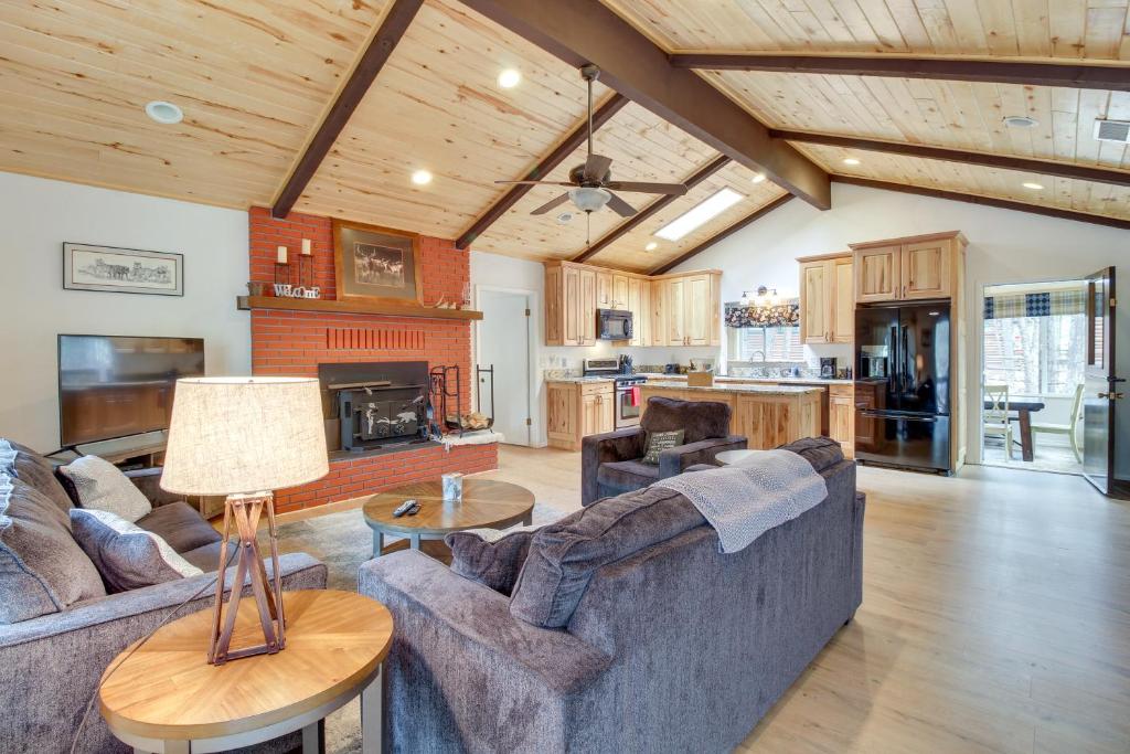 Η κουζίνα ή μικρή κουζίνα στο Peaceful Mountain Getaway in the Pines!