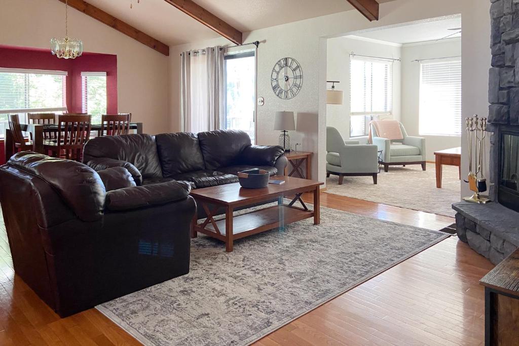 uma sala de estar com um sofá e uma mesa em Mountain Lake Retreat em Groveland