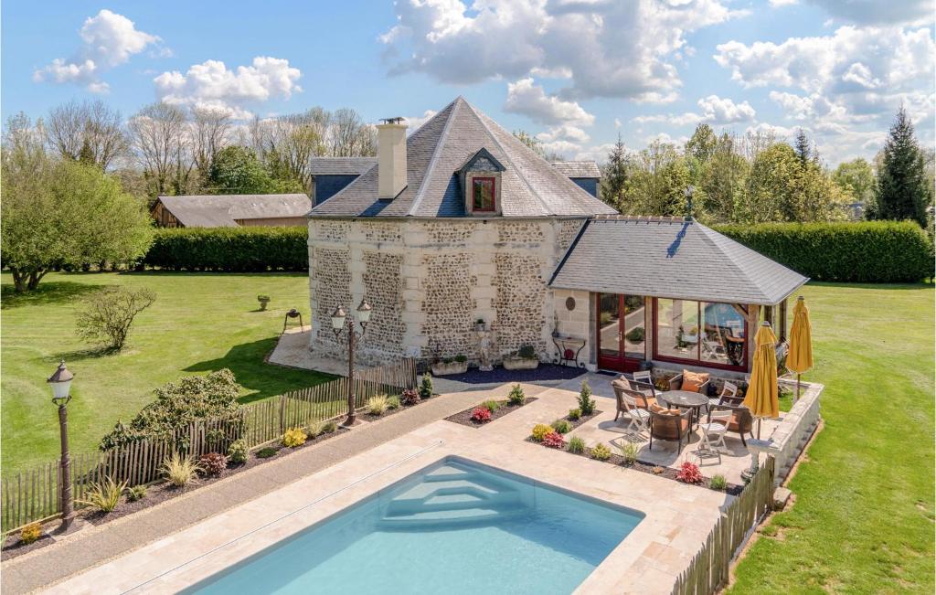 uma casa com piscina no quintal em 4 Bedroom Nice Home In Morainville Jouvaux em Morainville-près-Lieurey