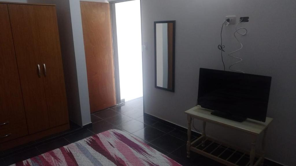 福爾摩沙的住宿－departamento de arriba temporal，客厅设有壁挂式平面电视。
