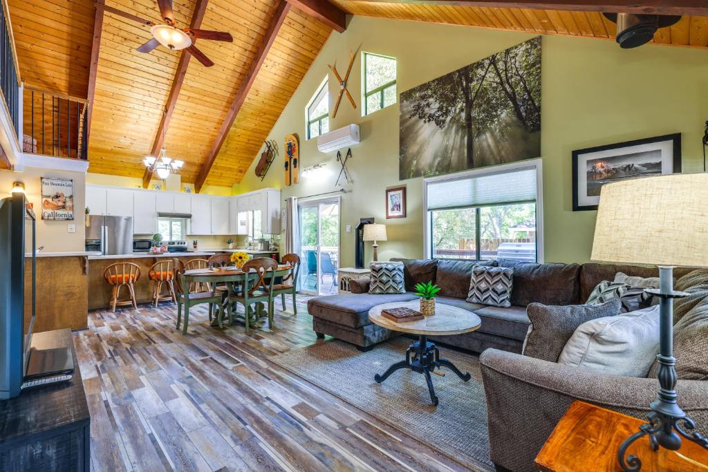 グローブランドにあるGroveland Home - Walk to Pine Mountain Lake!のソファとテーブルのあるリビングルーム