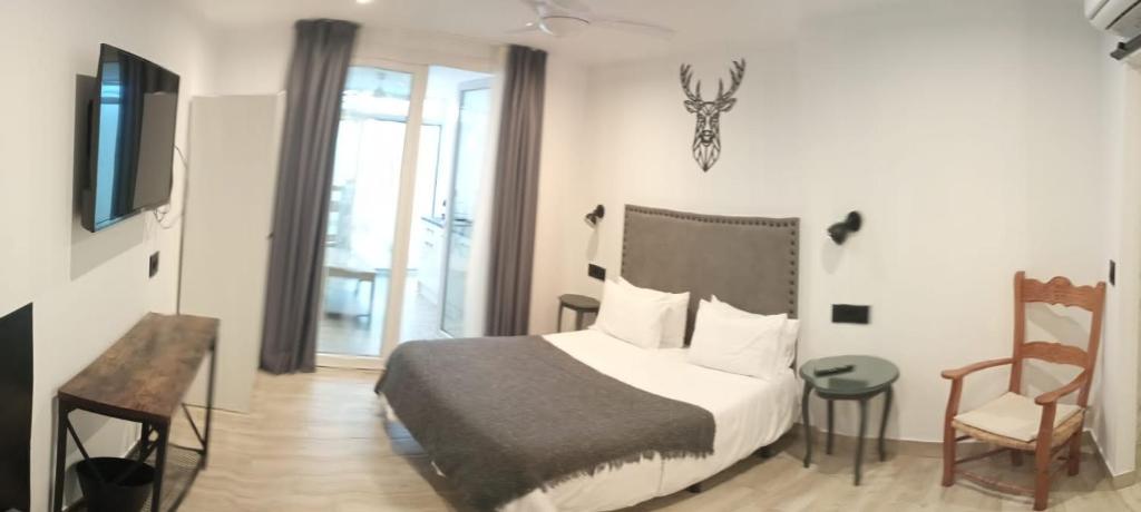 A bed or beds in a room at La Posada del Teatro H Boutique Parking Gratis