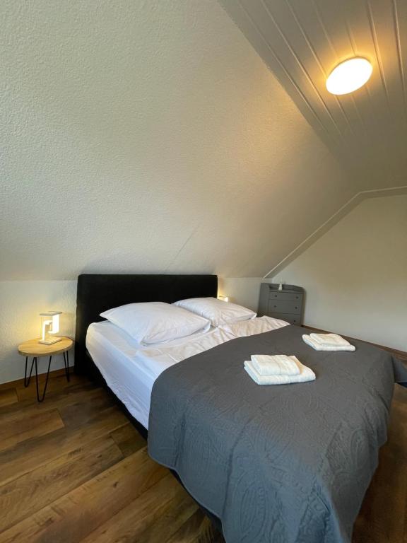 Postel nebo postele na pokoji v ubytování FeWo-Julius am Weser-Sandstrand