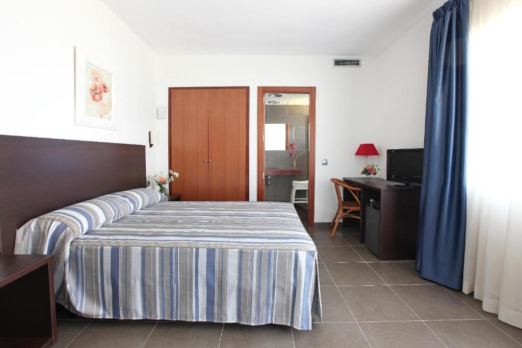 Postel nebo postele na pokoji v ubytování Hotel Marblau Tossa