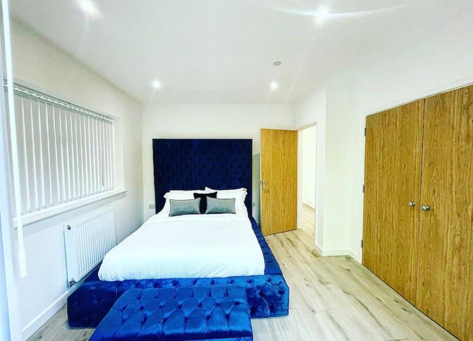 Postel nebo postele na pokoji v ubytování The Bluebird Apartment 2023 NEW-BUILD