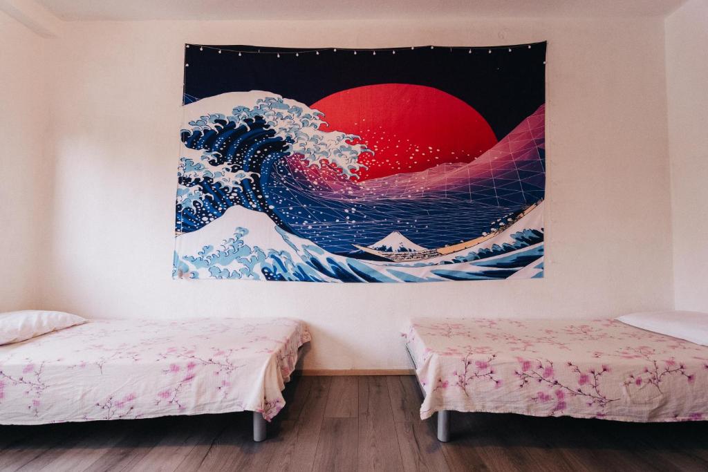 Postel nebo postele na pokoji v ubytování Sunset Lake hostel