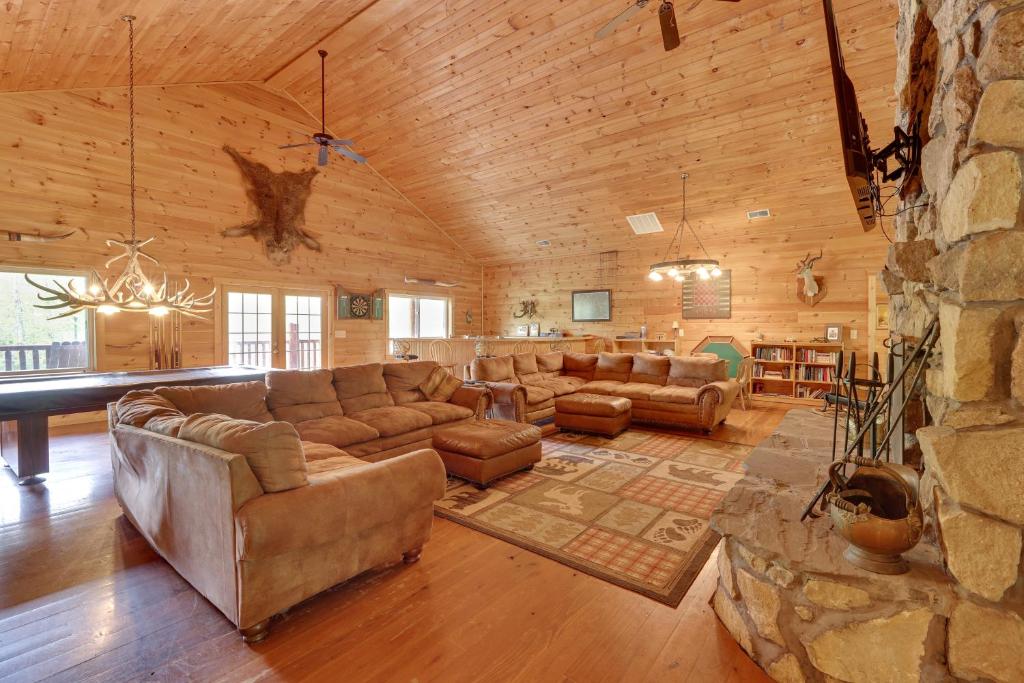 Fraziers Bottom Cabin on 800 Acres of Land with Lake tesisinde bir oturma alanı