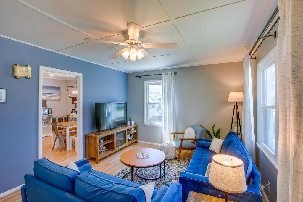 sala de estar con muebles azules y ventilador de techo en Sturgeon Bay Home about 6 Mi to Potawatomi State Park, en Sturgeon Bay