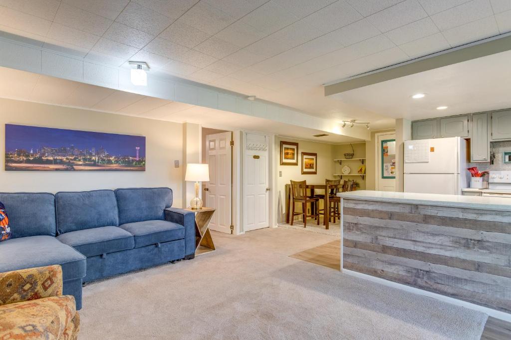 een woonkamer met een blauwe bank en een keuken bij Lovely Wheat Ridge Apt about 8 Mi to Downtown Denver! in Wheat Ridge