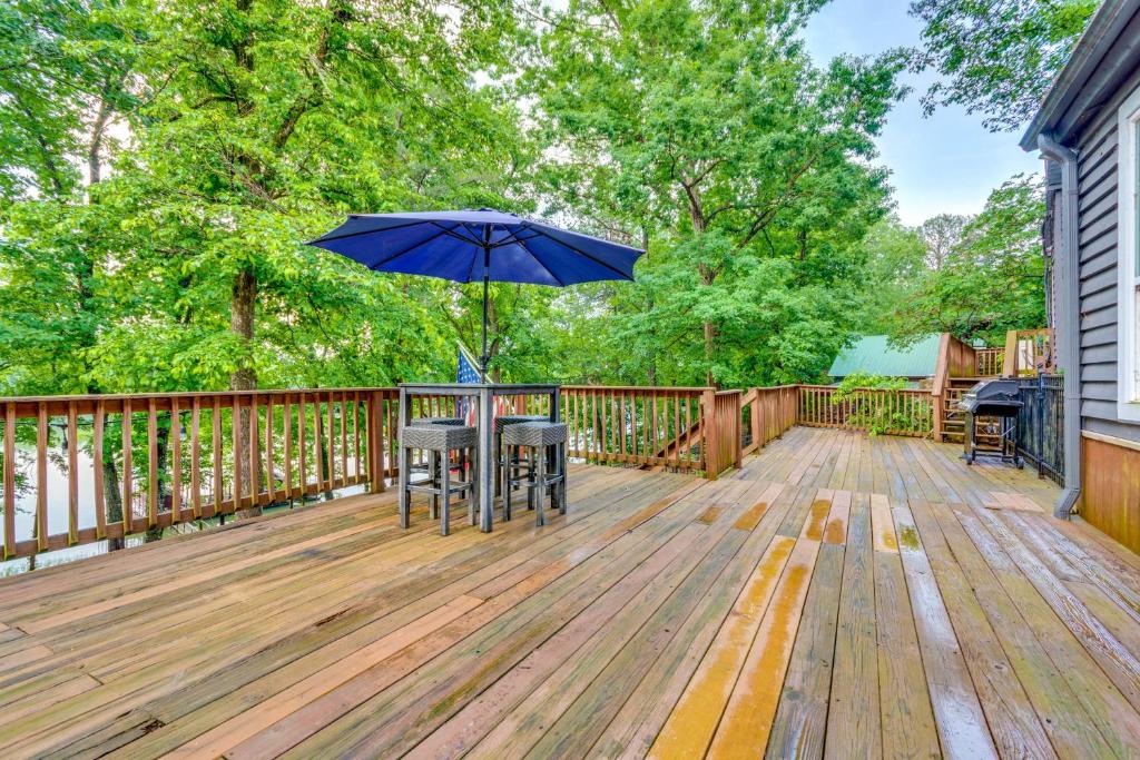 Lakefront Arkansas Abode - Deck, Grill and Fire Pit - Holiday Home