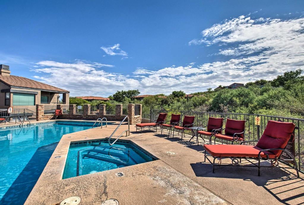 Majoituspaikassa Tucson Vacation Rental with Pool Access, Near Golf! tai sen lähellä sijaitseva uima-allas