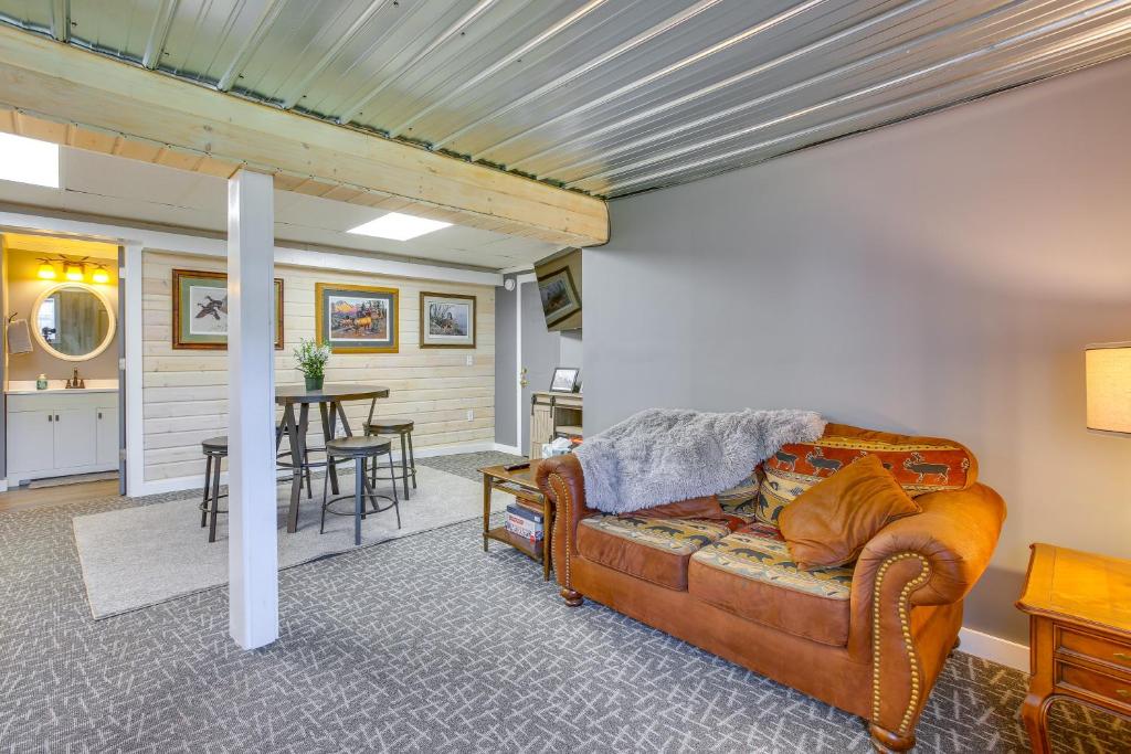 Ruang duduk di Charming Lake Ann Apartment - Walkable Location!