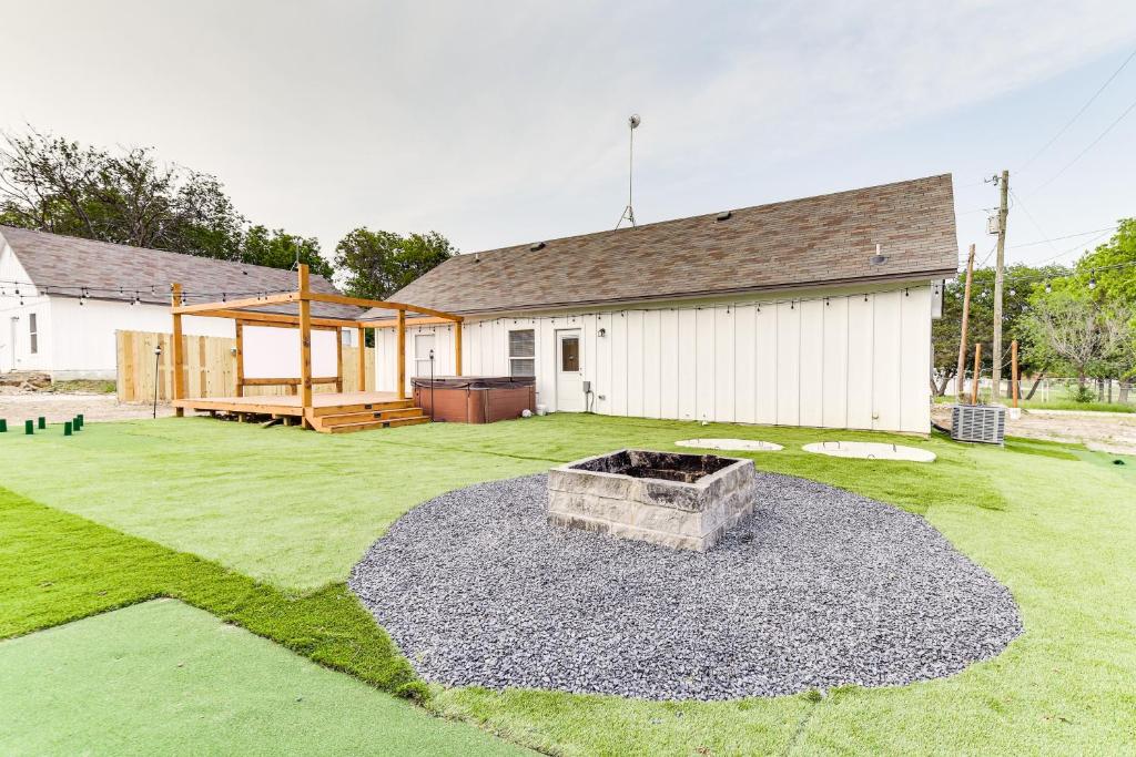 Texas Family Home with Hot Tub 1 Mi to Lake Whitney, Whitney (updated