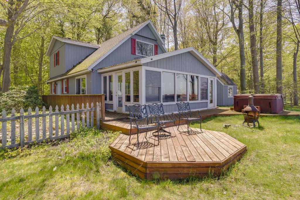 ein kleines Haus mit einer Holzterrasse im Hof in der Unterkunft Waterfront South Haven Home with Sunset Views! in South Haven