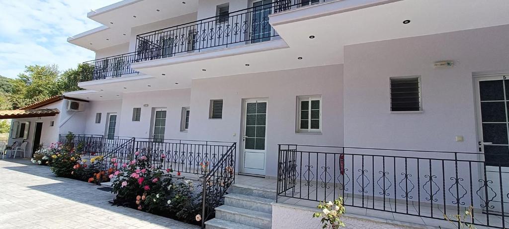Balkón nebo terasa v ubytování Petros Studios Valtos