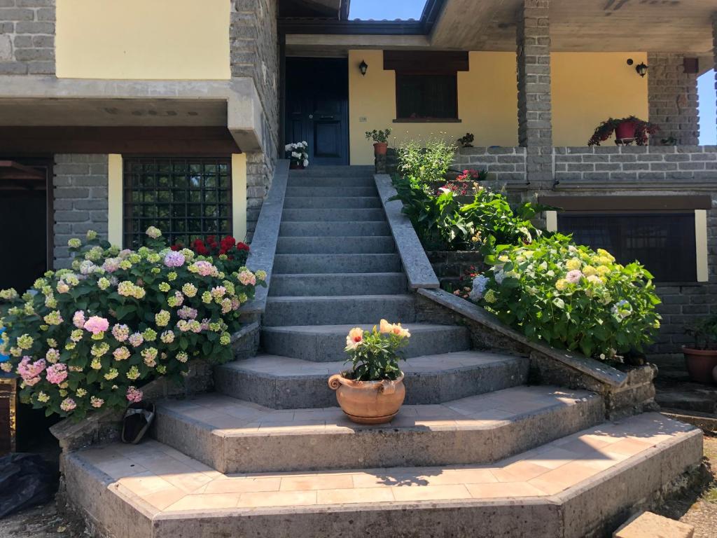 komplet schodów przed domem z kwiatami w obiekcie Alloggio da Fazanca w mieście Eremo