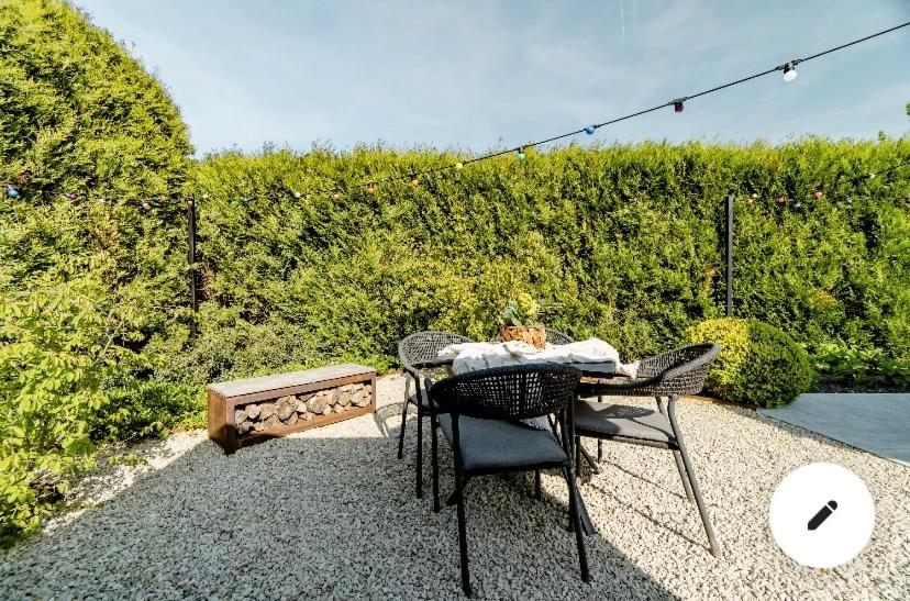 Giardino di Roulotte du puits avec jacuzzi et sauna privatif