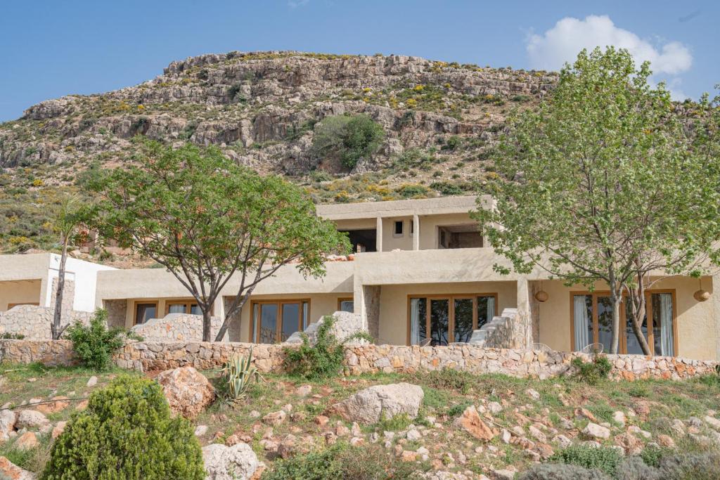 una casa frente a una montaña en Dar El Mandar - Ferme & Table d'Hôte Berbère, en Bhalil