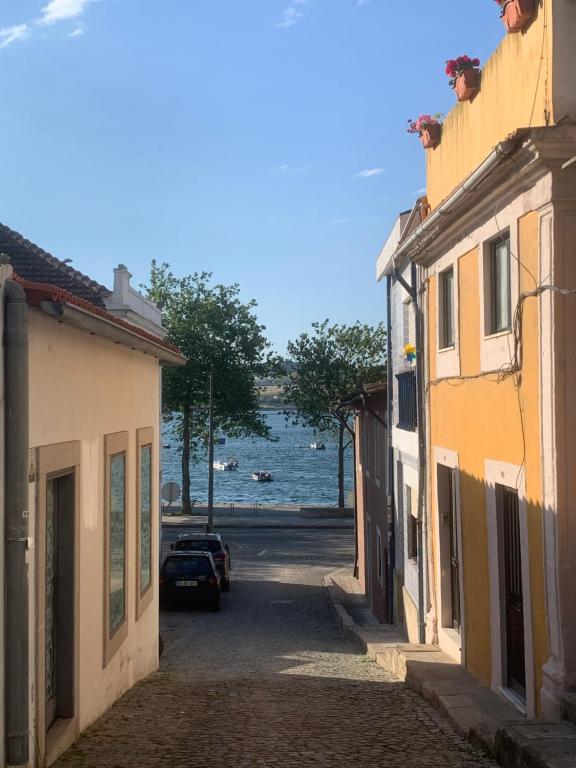 uma rua entre dois edifícios com vista para a água em Cosy Home no Porto