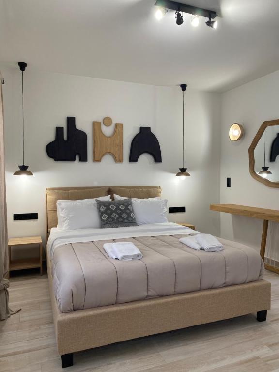 una camera con un grande letto di Olea White a Città di Skiathos
