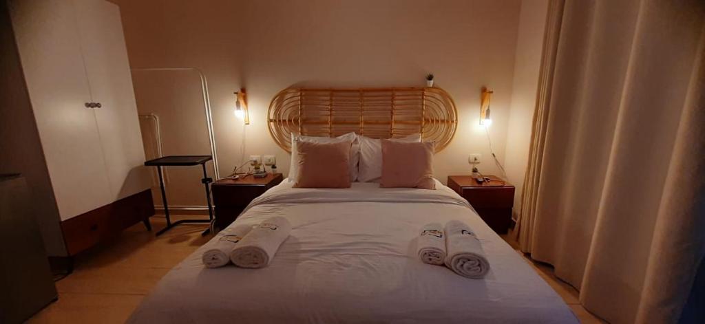 una camera da letto con un grande letto con due asciugamani di Aldau heights Kevin a Hurghada