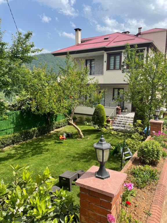 una casa con un patio con una lámpara delante en Greenland Villa Premium 61 en Trabzon