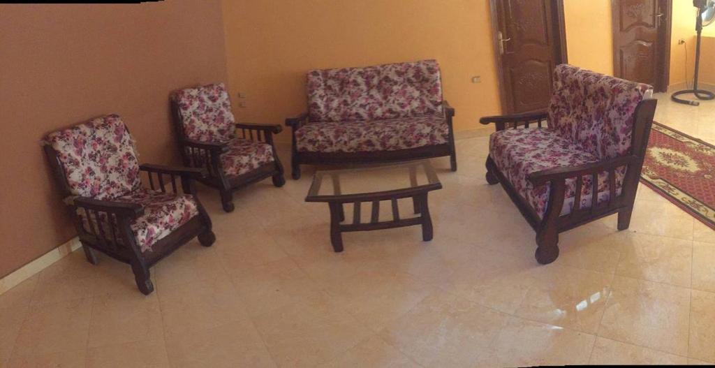 un grupo de sillas y una mesa en una habitación en عقار السلام en Kafr Rāshid