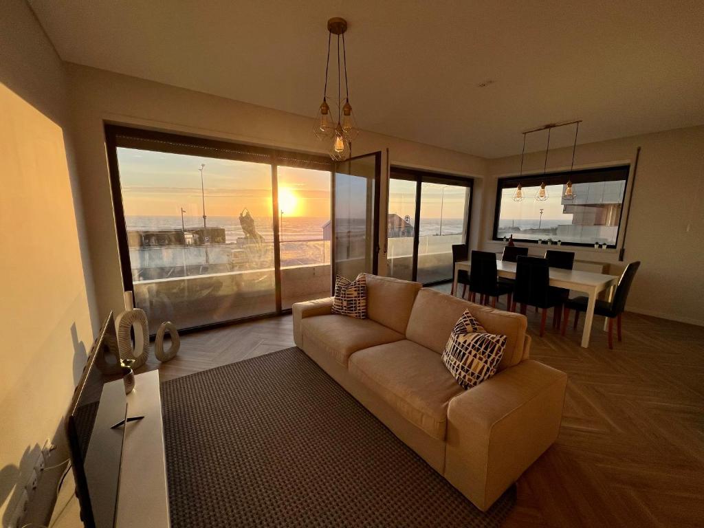 een woonkamer met een bank en een eetkamer bij Custódio Ocean View in Praia de Mira