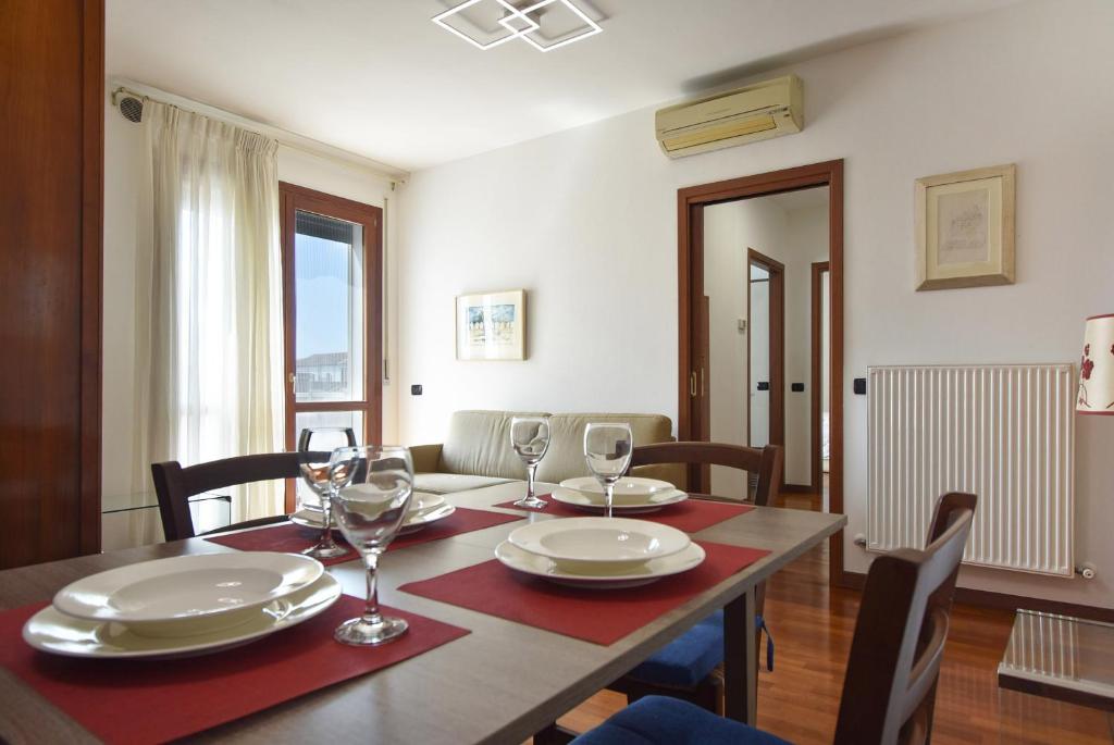 a dining room with a table and chairs and a table and chairsktop at Villafranca Relaxing apartment in Villafranca Padovana