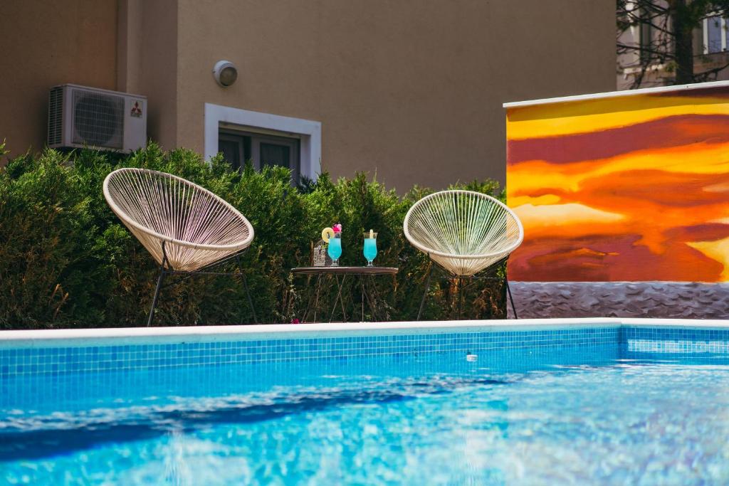 Bazén v ubytování Family friendly apartments with a swimming pool Promajna, Makarska - 6849 nebo v jeho okolí