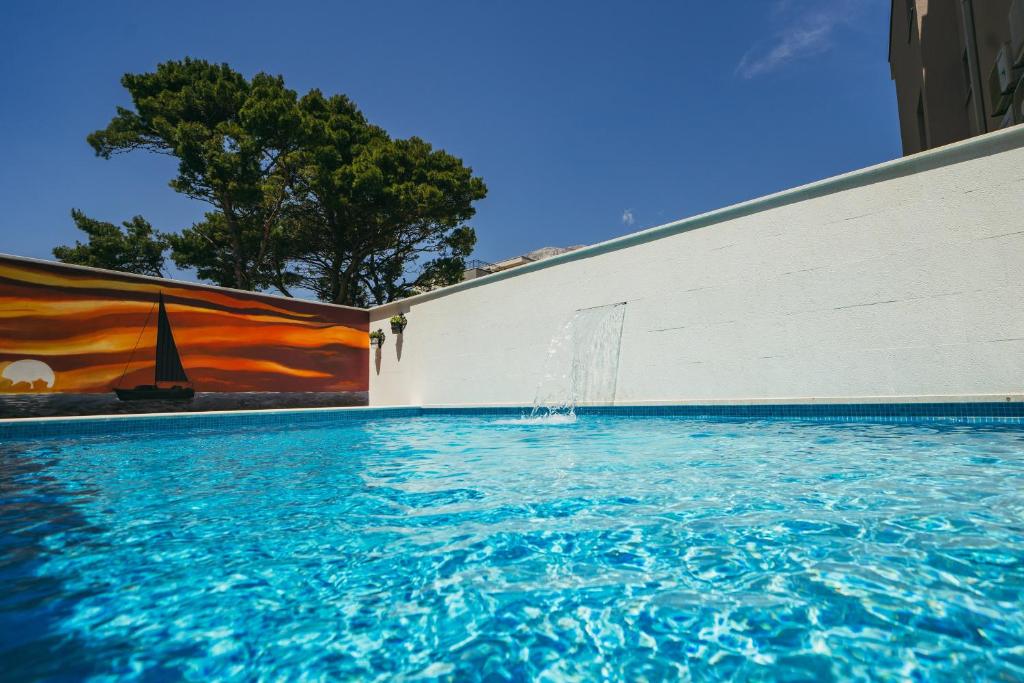 Bazén v ubytování Family friendly apartments with a swimming pool Promajna, Makarska - 6849 nebo v jeho okolí