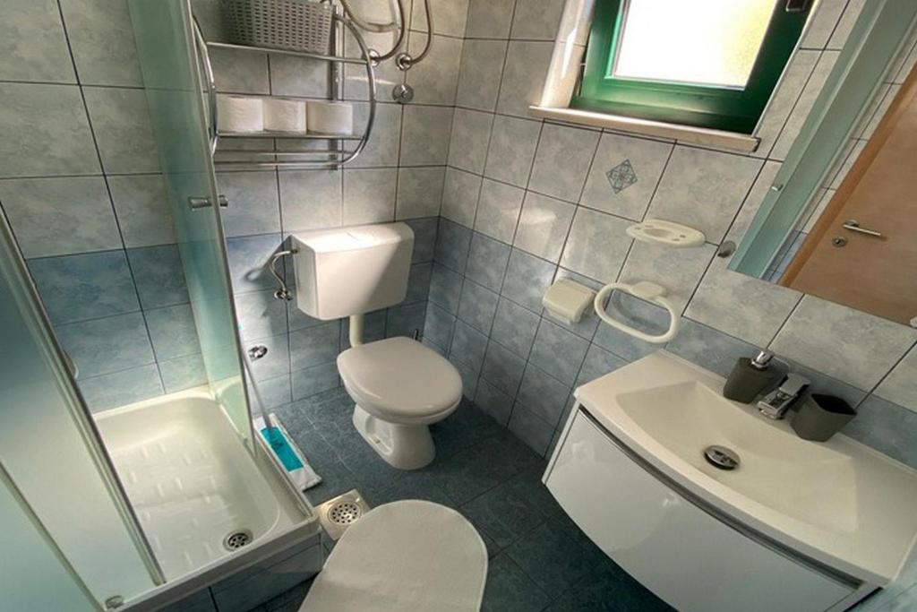 Koupelna v ubytování Family friendly apartments with a swimming pool Promajna, Makarska - 6849