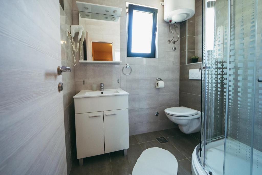 Koupelna v ubytování Family friendly apartments with a swimming pool Promajna, Makarska - 6849