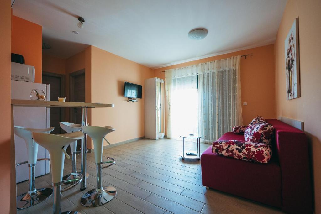 TV a/nebo společenská místnost v ubytování Family friendly apartments with a swimming pool Promajna, Makarska - 6849