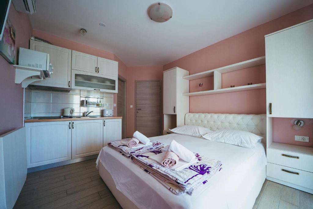 Kuchyň nebo kuchyňský kout v ubytování Family friendly apartments with a swimming pool Promajna, Makarska - 6849