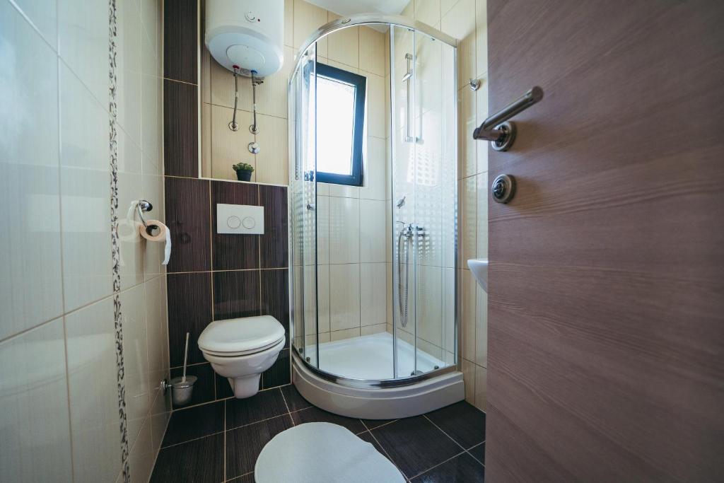 Koupelna v ubytování Family friendly apartments with a swimming pool Promajna, Makarska - 6849