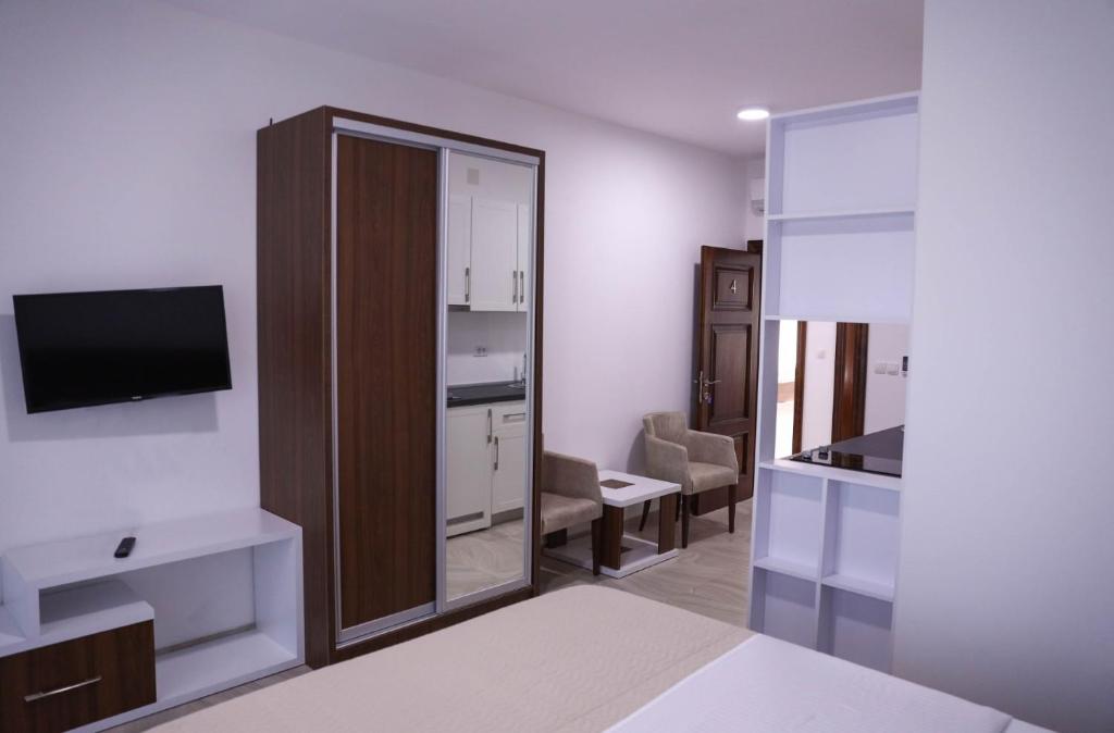 un salon avec un grand miroir et une cuisine dans l'établissement Hamptons Village Apartments Ada Bojana, à Ulcinj